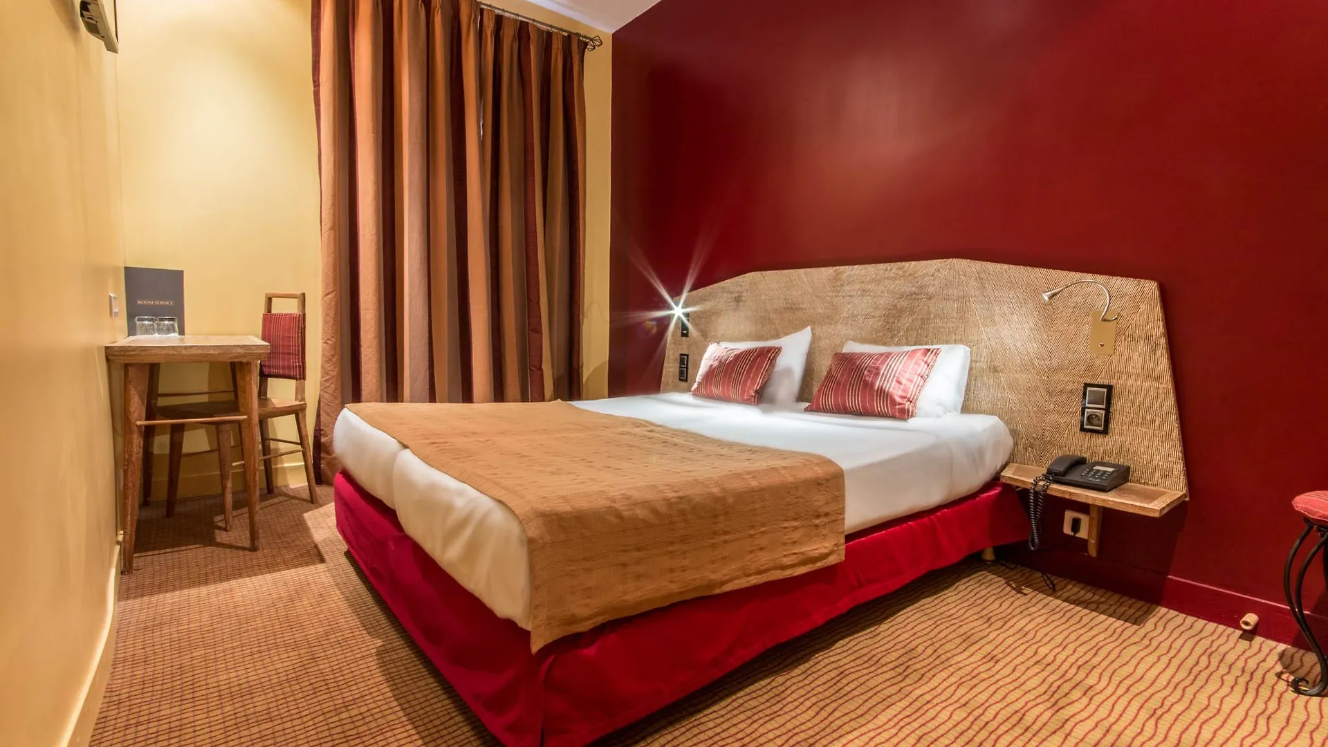 ***  פריז Hotel Moulin Plaza By Happyculture צרפת