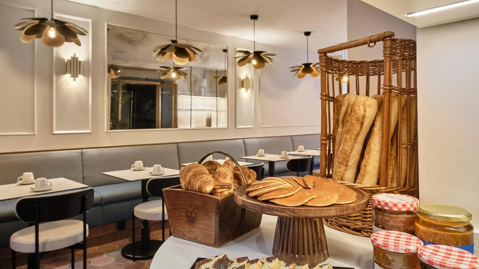 פריז Hotel Moulin Plaza By Happyculture