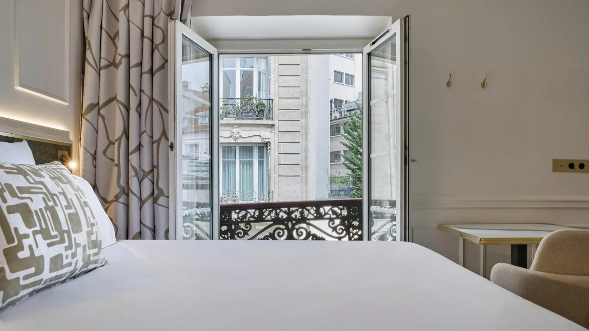 פריז Hotel Moulin Plaza By Happyculture 3*,  צרפת
