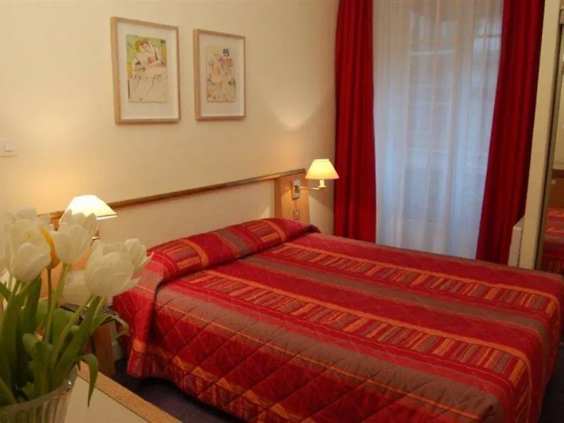 פריז Hotel Moulin Plaza By Happyculture 3*,  צרפת